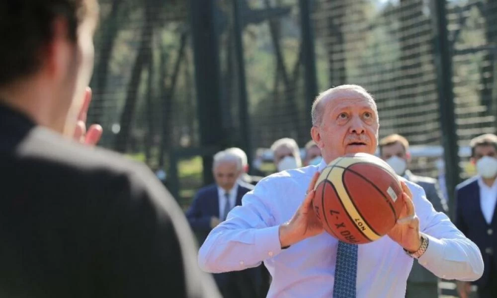 Ερντογάν για τρεις.. και: Έπαιξε μπάσκετ στον Λαϊκό Κήπο της Ουμρανίγιε